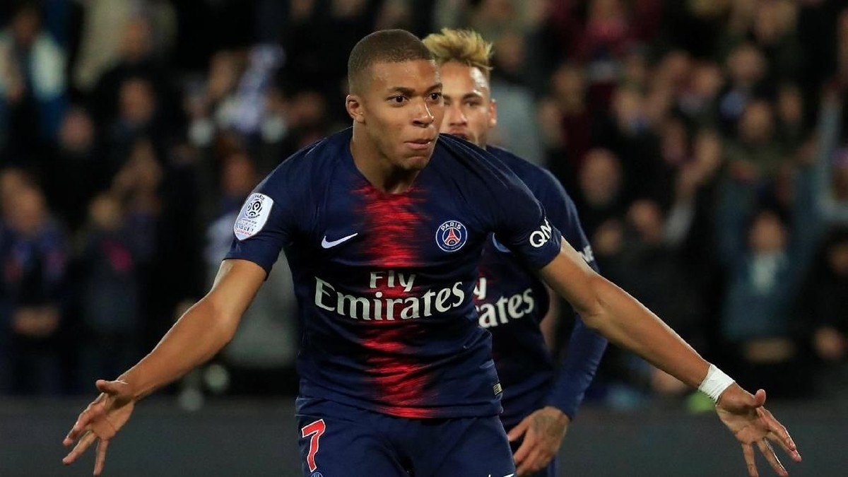 Kylian Mbappe mencetak empat gol saat PSG menggasak Lyon 5-0 di Ligue 1. (Foto: Gonzalo Fuentes/Reuters)
