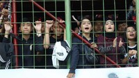 Para suporter wanita untuk berteriak menyemangati para pemain Persija.