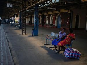 Untung Kereta di Indonesia Tidak Seperti di Zimbabwe