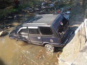 Diduga Sopir Ngantuk, Sebuah Mobil Terjun ke Sungai di Pasuruan