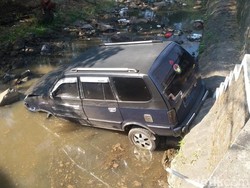 Diduga Sopir Ngantuk, Sebuah Mobil Terjun ke Sungai di Pasuruan