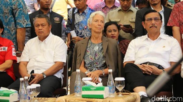 Sedang di Bali, Ini Gaya Bos IMF yang Cinta Kain Khas Indonesia