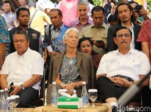 Sedang di Bali, Ini Gaya Bos IMF yang Cinta Kain Khas Indonesia