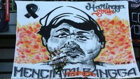 Mereka juga membentangkan poster Haringga, yang tewas beberapa waktu lalu.