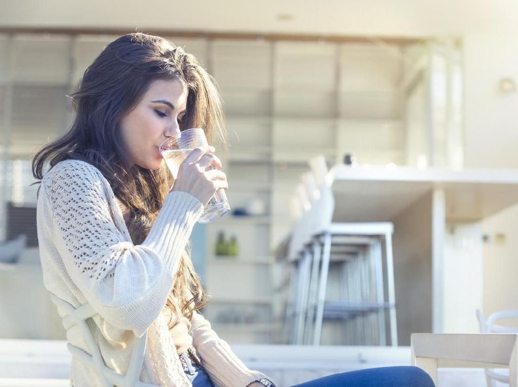 4 Manfaat Minum Air Hangat di Pagi Hari