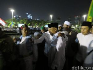 Hadiri Tablig Akbar di Monas, Sandi Cipika-cipiki dengan Gatot Hadiri Tablig Akbar di Monas, Sandi Cipika-cipiki dengan Gatot