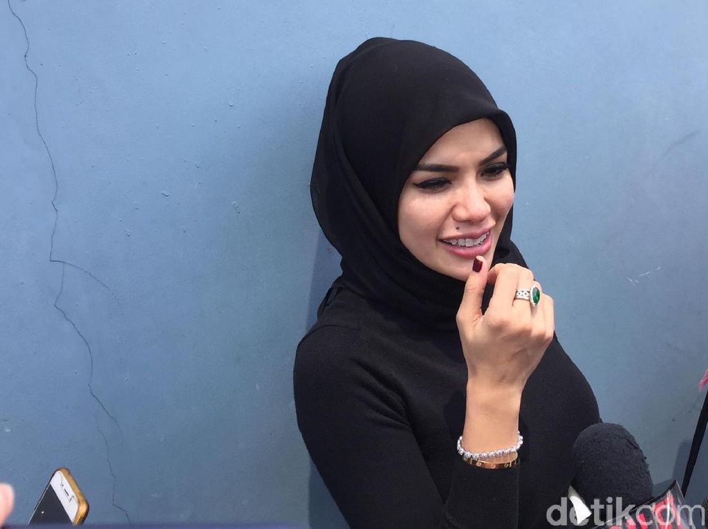 Nikita Mirzani Lari Terbirit-birit, Kenapa? Nikita Mirzani Lari Terbirit-birit, Kenapa?