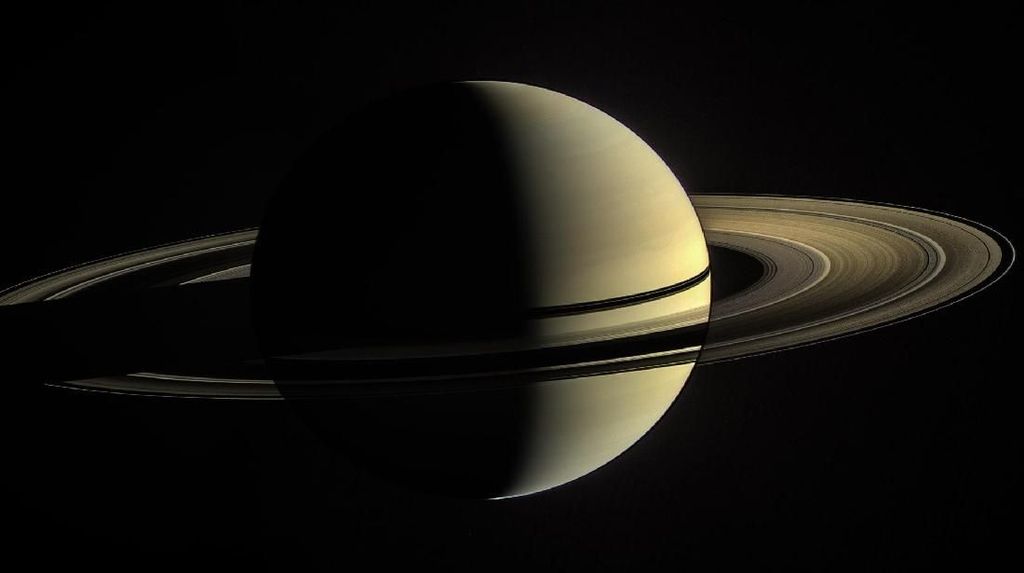 Fakta Unik Saturnus yang Malam Ini Mengintip dari Balik Bulan