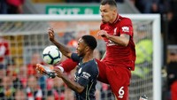Dejan Lovren di laga pertamanya sebagai starter musim ini di Premier League sukses meredam barisan penyerang Manchester City. Sayangnya, Liverpool cuma main imbang 0-0. (Phil Noble/Reuters)