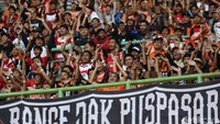 Mereka tak henti-henti bernyanyi mendukung Persija.
