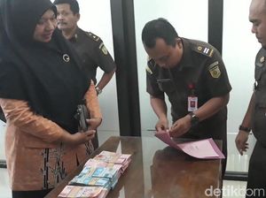 Datangi Kejari, Istri Mantan Sekda Magetan Bawa Segepok Uang