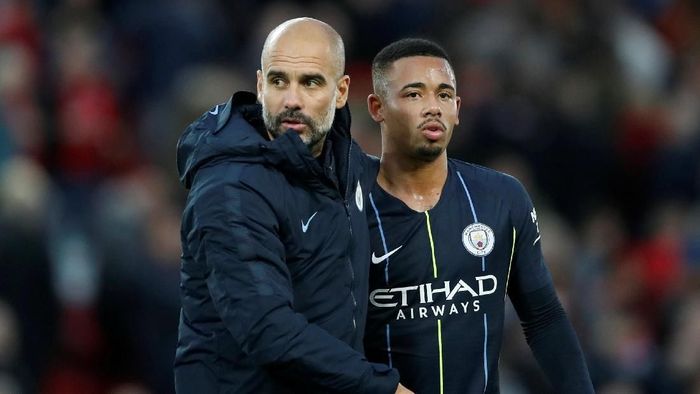Pep Guardiola meminta maaf kepada Gabriel Jesus usai melarangnya mengambil penalti di laga melawan Liverpool (Foto: Carl Recine/Action Images via Reuters) Pep Guardiola meminta maaf kepada Gabriel Jesus usai melarangnya mengambil penalti di laga melawan Liverpool (Foto: Carl Recine/Action Images via Reuters)