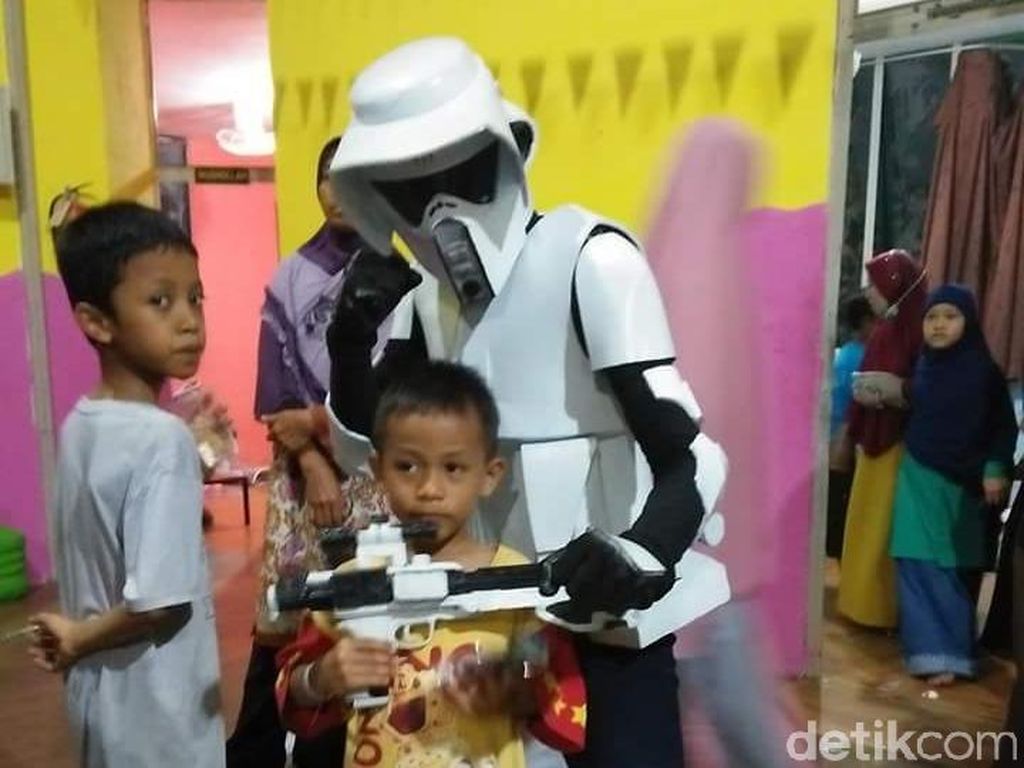 Pakai Kostum Superhero, Relawan Ini Bikin Korban Gempa Ceria Lagi Pakai Kostum Superhero, Relawan Ini Bikin Korban Gempa Ceria Lagi