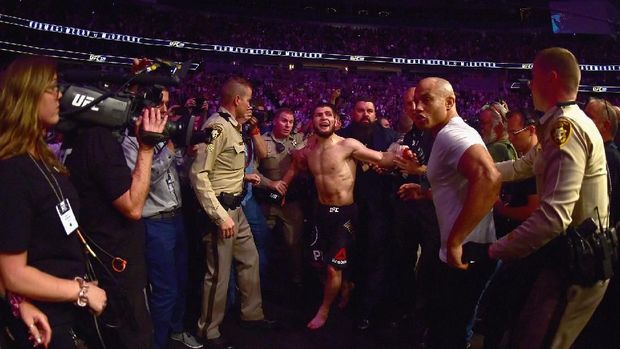 Khabib Nurmagomedov mengaku menyerang teman Conor McGregor lantaran penghinaan tentang agama, keluarga, dan negara yang diarahkan kepadanya.