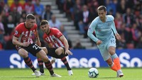 Hazard punya peluang di awal pertandingan melalui tusukan di sisi kiri. Tapi tembakannya diblok bek Southampton. (Foto: Mike Hewitt/Getty Images)