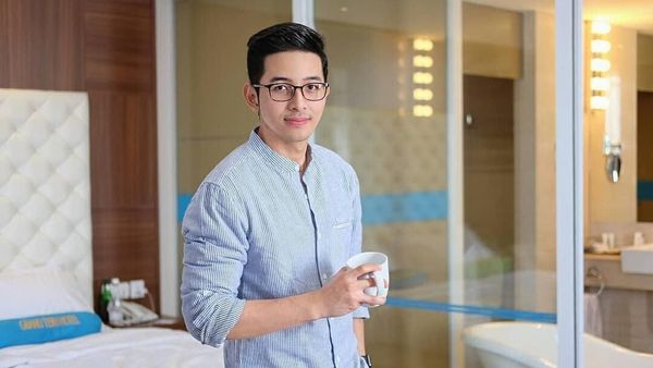 9 Pose Makan Dokter Ganteng Aditya Surya Pratama yang Bikin Wanita Melting