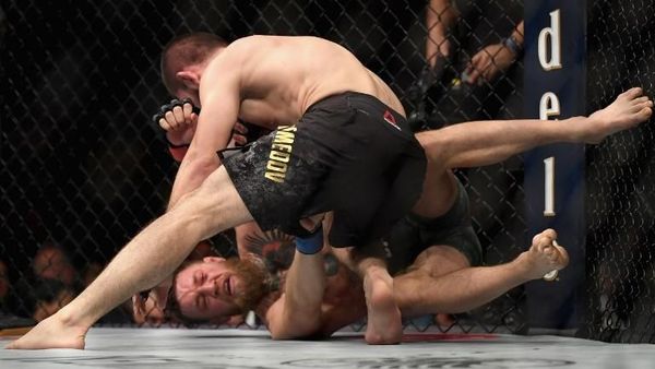 Ini Momen Khabib Memiting Kepala McGregor