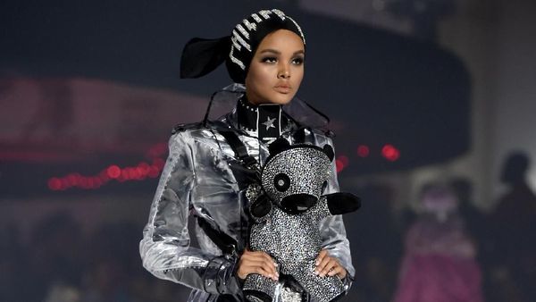 Cerita Hijabers Inspiratif AS Halima Aden yang Jatuh Cinta Pada Indonesia