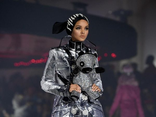 Cerita Hijabers Inspiratif AS Halima Aden yang Jatuh Cinta Pada Indonesia