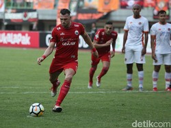 Menjelang babak pertama selesai, Persija mampu menyamakan kedudukan. Pemain Perseru, Donny Monim, melakukan pelanggaran pada Ramdani Lestaluhu. Wasit menunjuk titik putih, Marko Simic bisa menunaikan tugasnya dengan sempurna. Skor imbang 1-1.