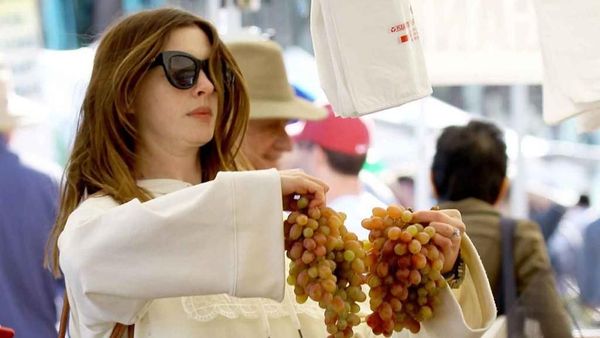 Hobi Belanja Sayuran dan Buah, Anne Hathaway Juga Suka Cream Puffs
