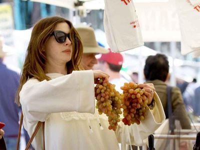 Hobi Belanja Sayuran dan Buah, Anne Hathaway Juga Suka Cream Puffs