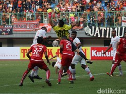 Persija ketinggalan lebih dulu pada menit ke-28 setelah Alberto De Paula mencatatkan namanya di papan skor dengan tembakan dari dalam kotak penalti.