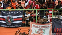 Dalam laga itu, sempat terjadi aksi pukul antar The Jak.