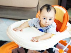 Risiko Anak Belajar Jalan Pakai Baby Walker