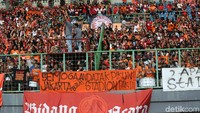 Para suporter bergembira saat Marko Simic dan Rudi Widodo mencetak gol.