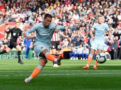 Eden Hazard kembali menunjukkan sinar terangnya ketika dia bikin satu gol dan satu assist untuk membawa Chelsea menang 3-0 di kandang Southampton. (Toby Melville/REUTERS)
