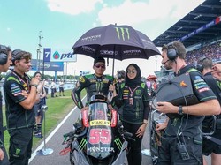 Umbrella Girl Cantik Berhijab Curi Perhatian di Moto GP Thailand