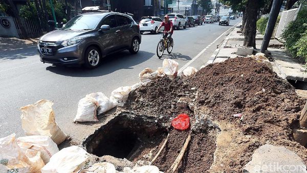 Lubang Menganga dan Jalan Macet Gara-gara Galian Kabel di Kemang