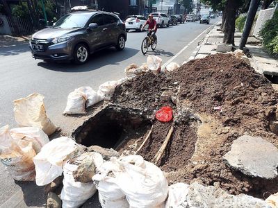 Lubang Menganga dan Jalan Macet Gara-gara Galian Kabel di Kemang