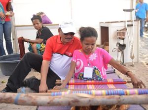 Dengan Keterbatasannya, Penenun Ini Buat Menpar Terharu Dengan Keterbatasannya, Penenun Ini Buat Menpar Terharu