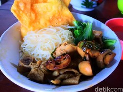 Mencicipi Mie Ayam Jamur Legendaris di Tebet