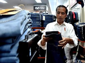 Jokowi Sambangi Mal di Padang, Beli Celana