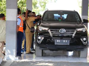 Menaker Sopiri Mobil Sendiri ke Lokasi Desmigratif di NTT