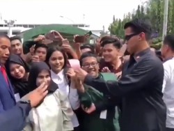 Viral Paspampres Larang Pose 2 Jari di Depan Jokowi, Ini Alasannya