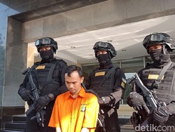 Pria Ngaku Sespri Kapolri Tipu Warga Bermodalkan Foto dengan Tito