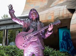 Monumen Chris Cornell Bergitar Berdiri Megah di Seattle