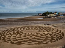 Pantai Ini Dilukis Pasirnya, Cantik!