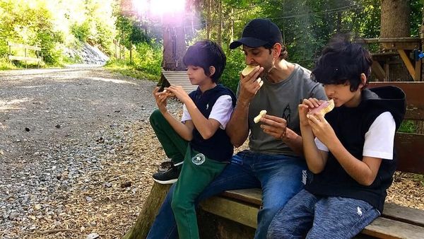 Hot Daddy! Ini Si Tampan Hrithik Roshan saat Makan Es Krim Bareng Putranya