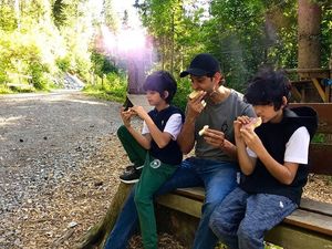 Hot Daddy! Ini Si Tampan Hrithik Roshan saat Makan Es Krim Bareng Putranya