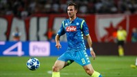 Napoli mengeluarkan dana 30 juta euro untuk mendatangkan Fabian Ruiz dari Real Betis. Namun sejauh ini dia baru main 110 menit dalam dua laga di Serie A. Foto: Srdjan Stevanovic/Getty Images