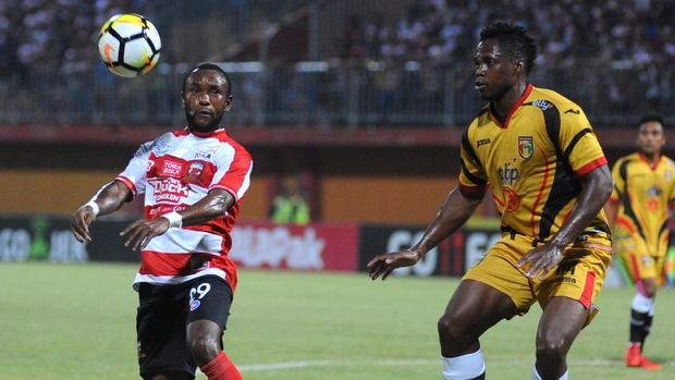 Zah Rahan (kiri) bintang kemenangan Madura United.
