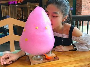 Cantiknya Briptu Dara Intan, Polwan yang Suka Makan Cotton Candy