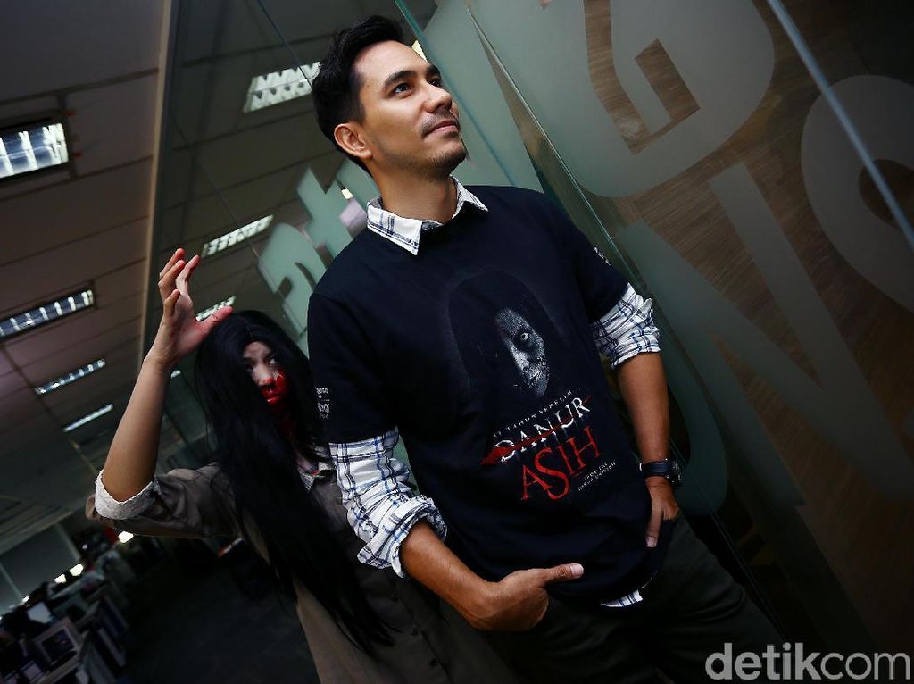Tetap Bugar Saat Travelling, Darius Sinathrya Tak Segan Bawa Bar Gym Tetap Bugar Saat Travelling, Darius Sinathrya Tak Segan Bawa Bar Gym
