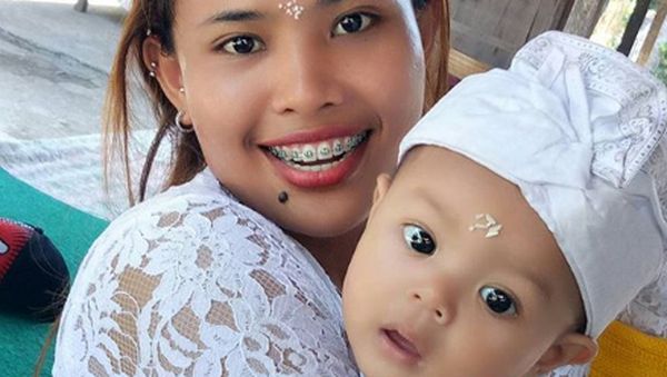 6 Foto Manis Atlet Angkat Beban Ni Nengah Widiasih dan Keponakan