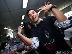 Main Film Asih, Darius Sinathrya Belajar Adzan